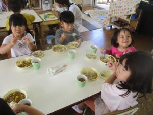 給食のピーマン入りのカレー