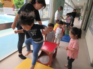 数人で台からジャンプする事をたのしんでいる。