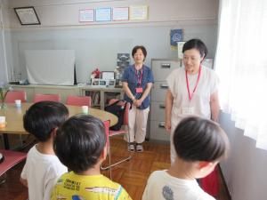 地域の方を案内する