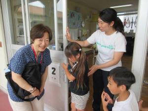 地域の方へ挨拶する