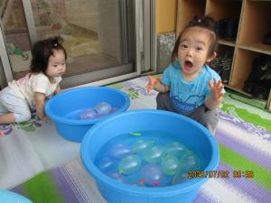 0歳　水遊び2