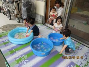 0歳　水遊び3