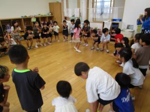 室内での盆踊り