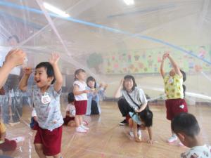 喜ぶ子ども達