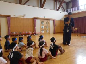 剣道の先生の話を聞いています