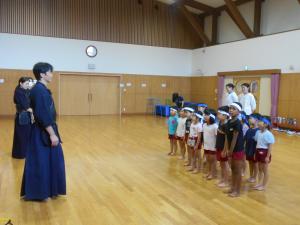 開会の挨拶をしています