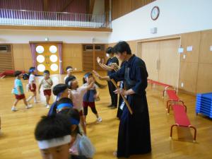 剣道の先生にタッチしています