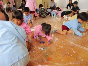 絵をかく5歳児