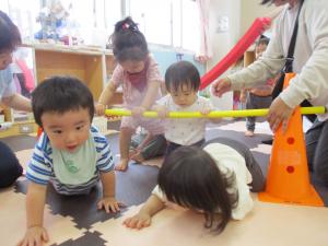 棒の下をくぐって遊んでいる