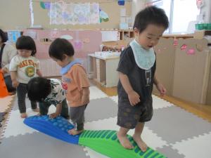 ぐねぐね平均台を歩いている