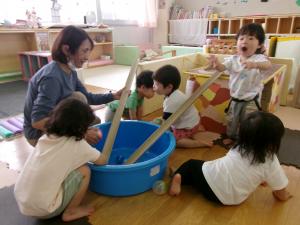 転がし遊びを楽しんでいる