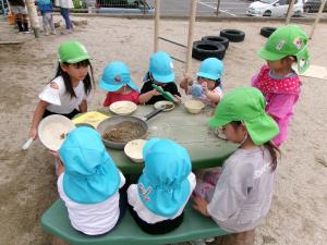 異年齢児と遊んでいる
