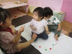 シールを貼っている