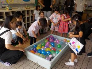 ヨーヨーつりをする親子