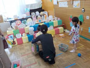 まとあてをする親子
