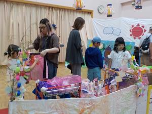 フォトコーナーで衣装を着ける子ども