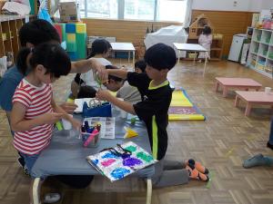 親子で作って遊んでいる様子