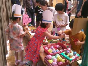 アイス屋さんをする5歳児