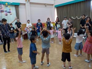 やさい音頭を踊る親子