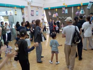 楽しく踊る親子の様子