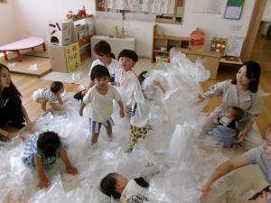 ビニール袋を高く放り投げたり、寝転んだりしている