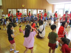 みんなで盆踊りを踊っています