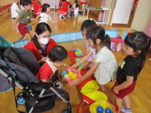 4歳児優しく声をかけています