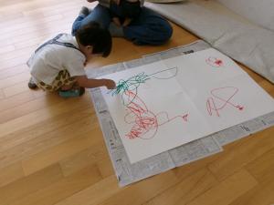 黙々と絵を描いている