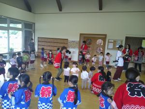 3歳児が踊っています