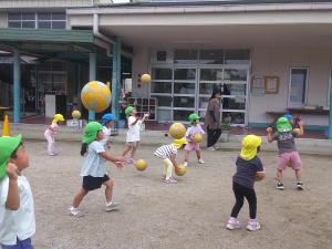 サッカーボールで遊ぶ子供たち