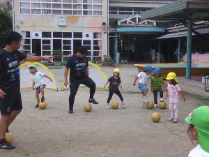 ボール遊びをする幼児組
