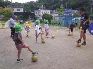 サッカーボールをける子供たち