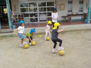ボールを足で止める3歳児