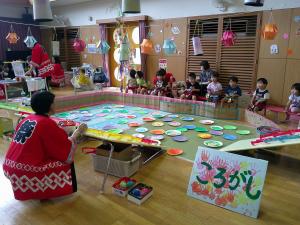 園長先生の転がしを見守る３歳児