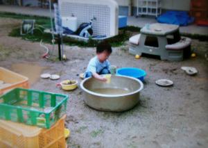 水をすくってあそんでいる