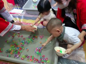 ３歳児がいきものすくいを楽しんでいます