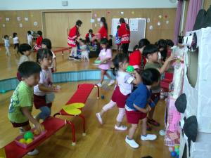 ３歳児がたまいれを楽しんでいます