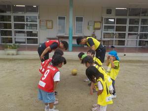 サッカーのゲームが始まるところ