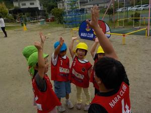 円陣を組んでいる子供たち