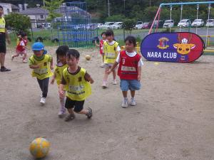 サッカーを楽しむ子供たち