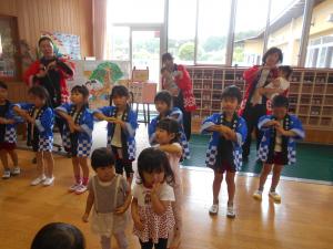 5歳児が音頭を踊っています