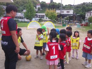 コーチと挨拶する子供たち