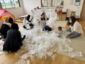 たくさんのビニール袋で遊んでいるひよこ組