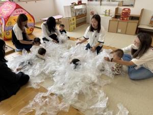 袋の山に埋もれている子どもたち