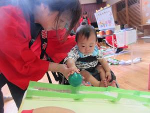 ０歳児　転がし遊びをしています