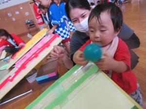 ０歳児　ボールを転がしています