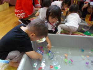 ２歳児　魚すくいをしています