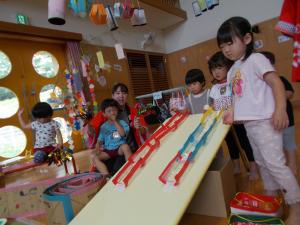 ２歳児　転がし遊びをしています