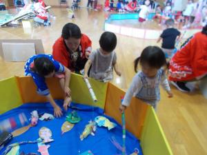 ２歳児　魚釣りをしています