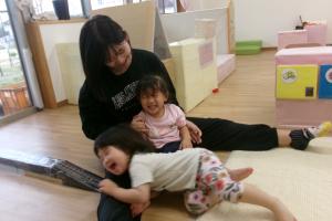 保育者や友達と一緒で笑顔